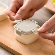 Load image into Gallery viewer, 4pcs Plastic Sauce Squeeze Bottle Mini Seasoning Box Salad Dressing Containers Outdoor Portable Barbecue Spice Jar Kitchen Tool